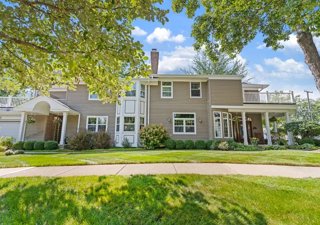 Photo 2 of Single family home for sale at 390 Grandview Ave, Glen Ellyn, IL 60137 | MLS# 12762366 | Listing updated on 2026-09-23