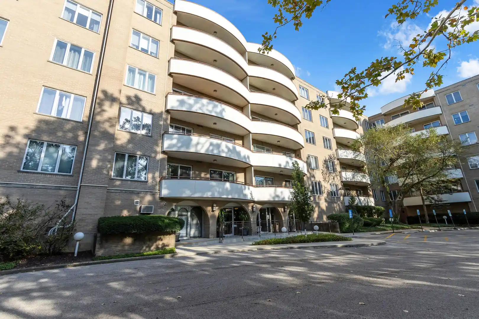 Listing Photo 2 - Condo for sale in 6400 N Cicero Ave located at 6400 N Cicero Ave, Lincolnwood, IL 60712 - Unit #416
