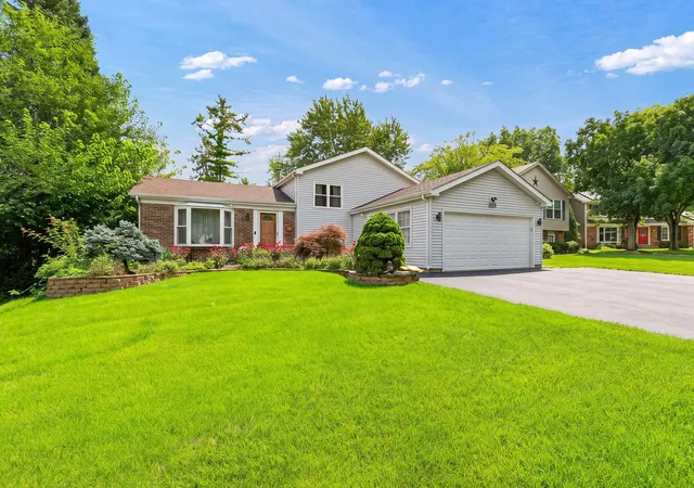 Photo 1 of Single family home for sale at 850 Silverwood Ct, Lake Zurich, IL 60047 | MLS# 12762654 | Listing updated on 2026-09-23