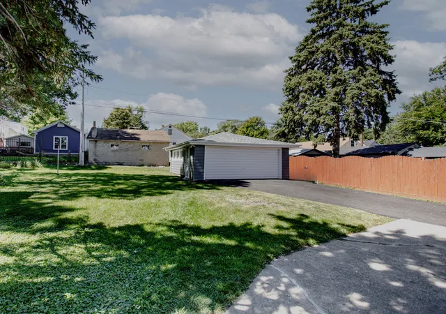 Photo 4 of Single family home for sale at 1911 N Hickory St, Crest Hill, IL 60403 | MLS# 12762726 | Listing updated on 2026-09-23