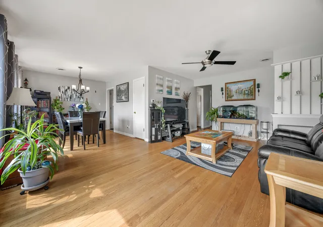 Photo 3 of Single family home for sale at 952 W Grant Dr, Des Plaines, IL 60016 | MLS# 12762994 | Listing updated on 2026-09-23