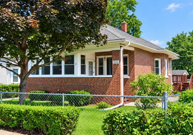 Photo 1 of Single family home for sale at 1000 Vine St, Joliet, IL 60435 | MLS# 12763196 | Listing updated on 2026-10-05