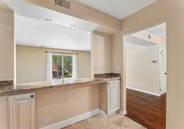 Listing Photo 5 - Condo for sale in building located at 3950 Dundee Rd, Northbrook, IL 60062 - Unit #203