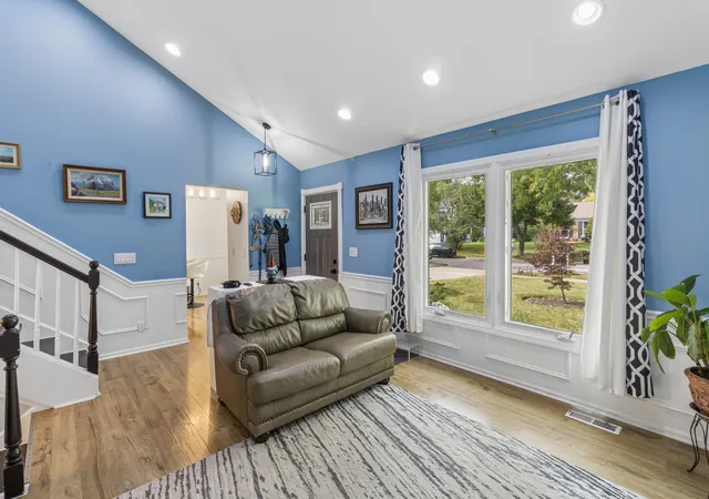 Photo 4 of Single family home for sale at 771 Covington Cir, Crystal Lake, IL 60014 | MLS# 12763406 | Listing updated on 2026-10-01