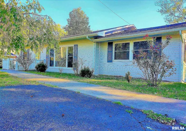 Photo 2 of Single family home for sale at 901 Locust St, Vienna, IL 62995 | MLS# EB460207 | Listing updated on 2026-09-24