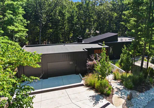 Photo 3 of Single family home for sale at 10 S Oval Ave, Beverly Shores, IN 46301 | MLS# 838550 | Listing updated on 2026-09-16