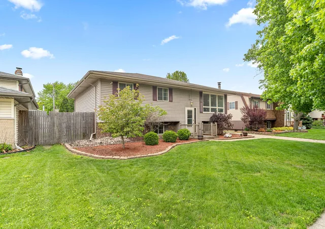 Photo 2 of Single family home for sale at 9138 Southmoor Ave, Highland, IN 46322 | MLS# 841635 | Listing updated on 2026-09-16