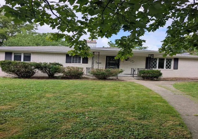 Photo 1 of Single family home for sale at 424 E Joliet St, Crown Point, IN 46307 | MLS# 842899 | Listing updated on 2026-09-18