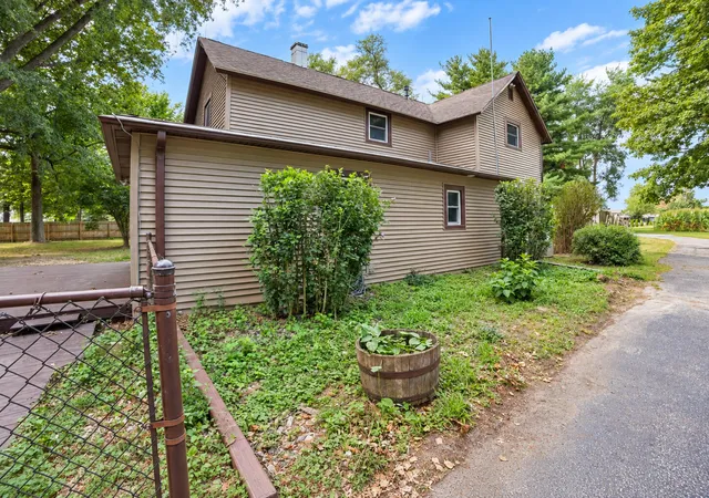Photo 4 of Single family home for sale at 403 E 300 South, Valparaiso, IN 46383 | MLS# 843345 | Listing updated on 2026-09-17