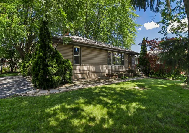 Photo 2 of Single family home for sale at 8316 Columbia Ave, Munster, IN 46321 | MLS# 844329 | Listing updated on 2026-09-16