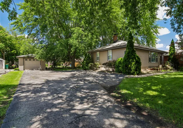 Photo 3 of Single family home for sale at 8316 Columbia Ave, Munster, IN 46321 | MLS# 844329 | Listing updated on 2026-09-16