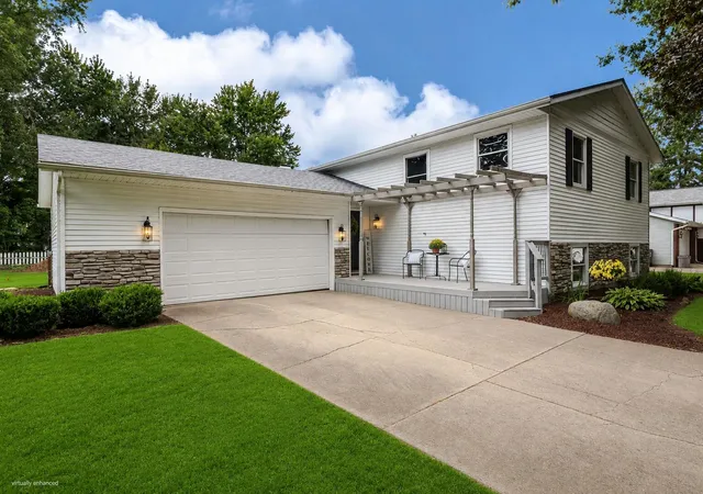 Photo 2 of Sale Pending at 168 Rock Creek Rd, Valparaiso, IN 46383 | MLS# 844463 | Listing updated on 2026-09-15