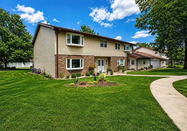 Condo for sale at 1845 Burgundy St, Schererville, IN 46375 | MLS# 844691