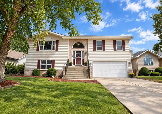 Photo 2 of Single family home for sale at 1602 Krame Dr, Crown Point, IN 46307 | MLS# 845460 | Listing updated on 2026-09-17