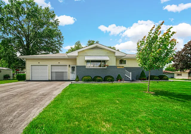 Photo 2 of Single family home for sale at 1001 W 39th Avenue, Hobart, IN 46342 | MLS# 845437 | Listing updated on 2026-09-17