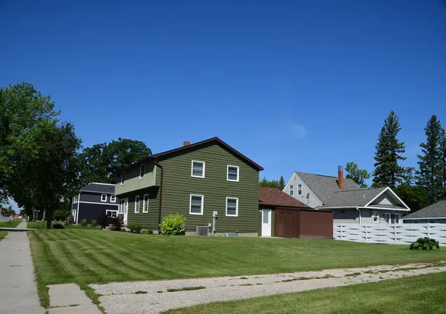 Photo 3 of Sale Pending at 401 Center St E, Roseau, MN 56751 | MLS# 7034447 | Listing updated on 2026-09-09