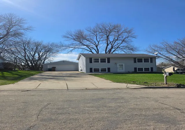 Photo 1 of Single family home for sale at 1617 Crystal Dr, Albert Lea, MN 56007 | MLS# 7044394 | Listing updated on 2026-09-16