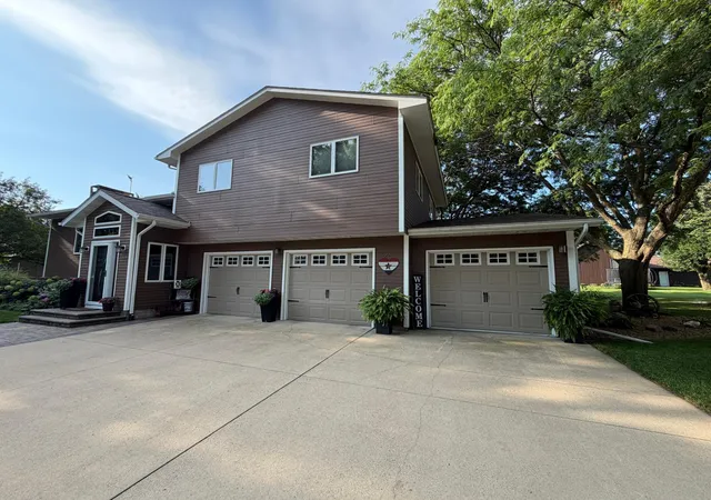 Photo 2 of Single family home for sale at 1309 Oriole Dr, Albert Lea, MN 56007 | MLS# 7052527 | Listing updated on 2026-09-25