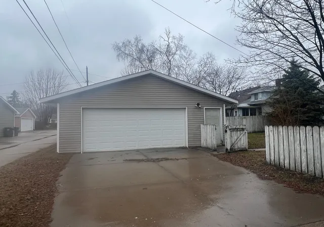 Photo 4 of Single Family Residence at 1334 Jackson St, La Crosse, WI 54601 | MLS# 7056109 | | Sold on 2026-09-15