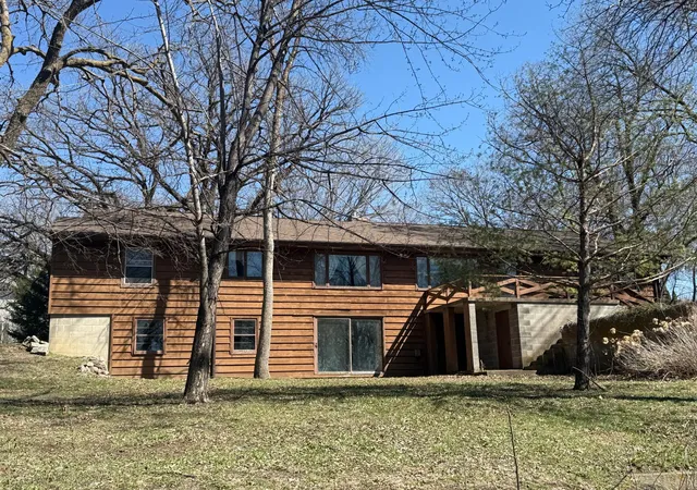 Photo 3 of Sale Pending at 320 S Minnesota St, Redwood Falls, MN 56283 | MLS# 7058927 | Listing updated on 2026-10-12