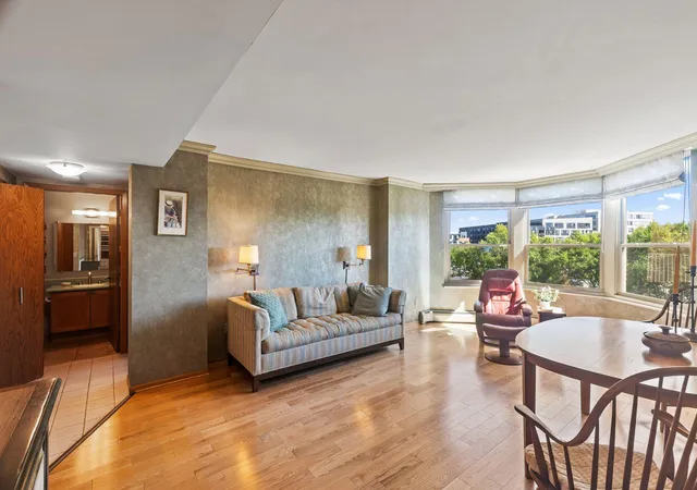 Listing Photo 4 - Condo for sale in building located at 1425 W 28Th St, Minneapolis, MN 55408 - Unit #508