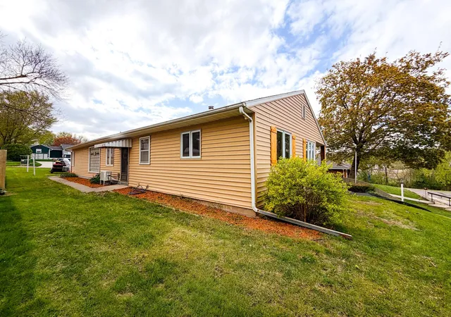 Photo 3 of Sale Pending at 821 Park St, Jackson, MN 56143 | MLS# 7066990 | Listing updated on 2026-09-16