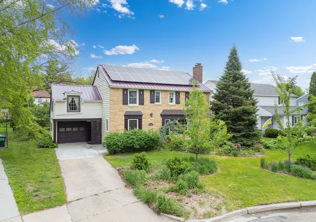 Photo 2 of Single family home for sale at 827 10 1/2 St Sw, Rochester, MN 55902 | MLS# 7067316 | Listing updated on 2026-09-09
