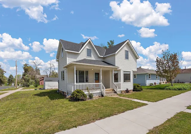 Photo 3 of Single family home for sale at 300 E State St, Belle Plaine, MN 56011 | MLS# 7068464 | Listing updated on 2026-09-09