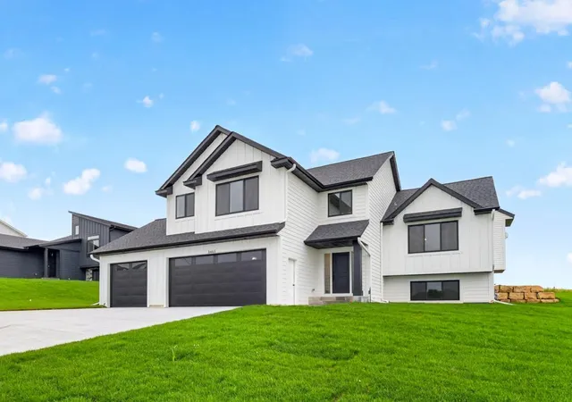 Photo 2 of Single family home for sale at 3463 Stonehedge Dr Ne, Rochester, MN 55906 | MLS# 7069468 | Listing updated on 2026-09-16
