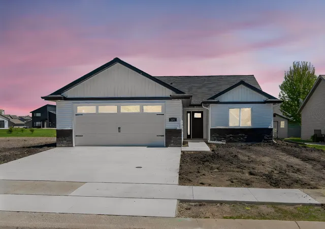 Photo 2 of Single family home for sale at 121 Copper Village Cir, Mankato, MN 56001 | MLS# 7070477 | Listing updated on 2026-09-18