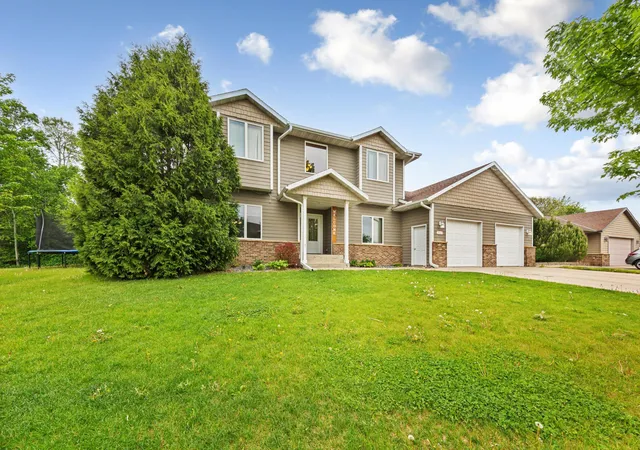 Photo 1 of Single family home for sale at 1540 Greenleaf Rd, Owatonna, MN 55060 | MLS# 7077638 | Listing updated on 2026-09-17