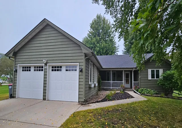 Photo 1 of Single family home for sale at 1417 Fairway Dr, Faribault, MN 55021 | MLS# 7089552 | Listing updated on 2026-09-17