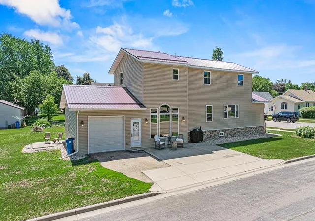 Photo 2 of Single family home for sale at 313 7th Street W, Canby, MN 56220 | MLS# 7092796 | Listing updated on 2026-09-18