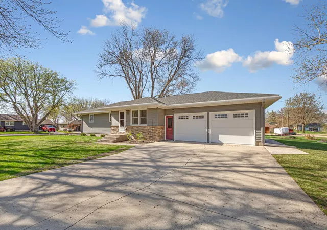 Photo 2 of Single family home for sale at 818 Lincoln Ave, Gaylord, MN 55334 | MLS# 7095857 | Listing updated on 2026-09-16