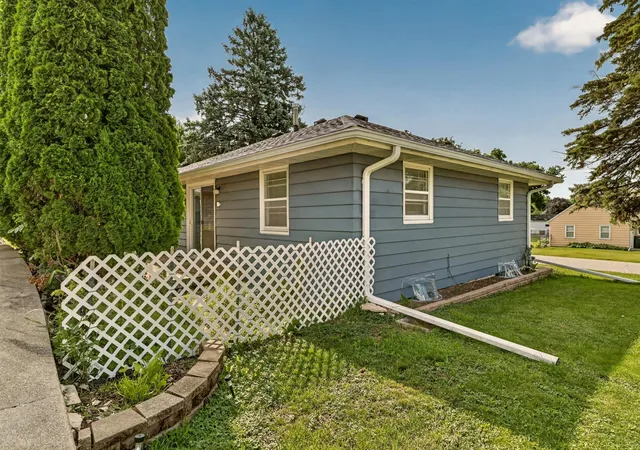 Photo 3 of Single family home for sale at 1401 10th Street Ne, Rochester, MN 55906 | MLS# 7100989 | Listing updated on 2026-09-17