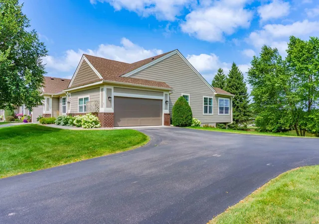 Photo 4 of Sale Pending at 988 Daylily Dr, Victoria, MN 55386 | MLS# 7106023 | Listing updated on 2026-09-17