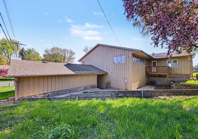 Photo 3 of Single family home for sale at 2000 Westview Dr, Hastings, MN 55033 | MLS# 7106851 | Listing updated on 2026-09-17