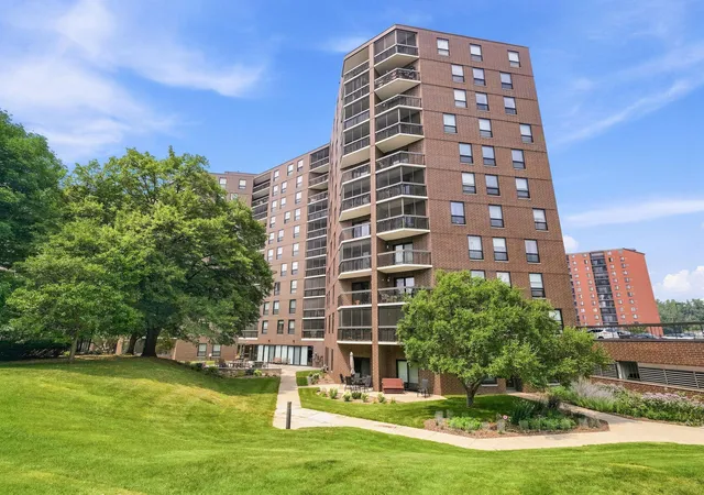 Photo 3 of Condo for sale at 6615 Lake Shore Dr S #405, Minneapolis, MN 55423 | MLS# 7107030 | Listing updated on 2026-09-16