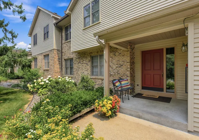 Photo 1 of Condo for sale at 4254 Oakmede Ln #87B, Saint Paul, MN 55110 | MLS# 7109544 | Listing updated on 2026-09-09