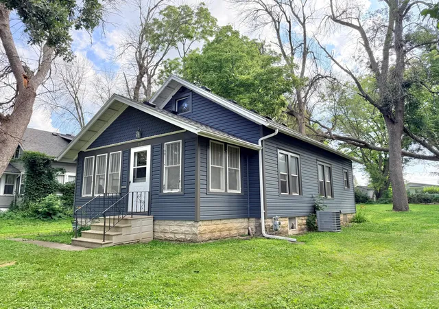 Photo 2 of Single family home for sale at 1405 S Broadway Ave, Albert Lea, MN 56007 | MLS# 7110653 | Listing updated on 2026-10-07