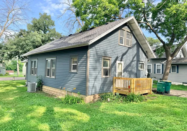 Photo 3 of Single family home for sale at 1405 S Broadway Ave, Albert Lea, MN 56007 | MLS# 7110653 | Listing updated on 2026-10-07