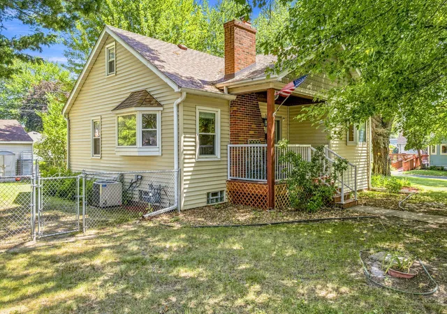 Photo 1 of Single family home for sale at 615 12th Avenue Nw, Saint Paul, MN 55112 | MLS# 7112620 | Listing updated on 2026-10-28