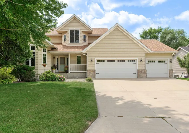 Photo 1 of Single family home for sale at 620 Countryview Ave, Owatonna, MN 55060 | MLS# 7113182 | Listing updated on 2026-09-17