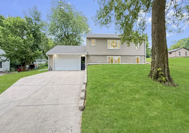 Photo 3 of Single family home for sale at 1416 Ridgeview Dr, Montevideo, MN 56265 | MLS# 7115363 | Listing updated on 2026-09-18