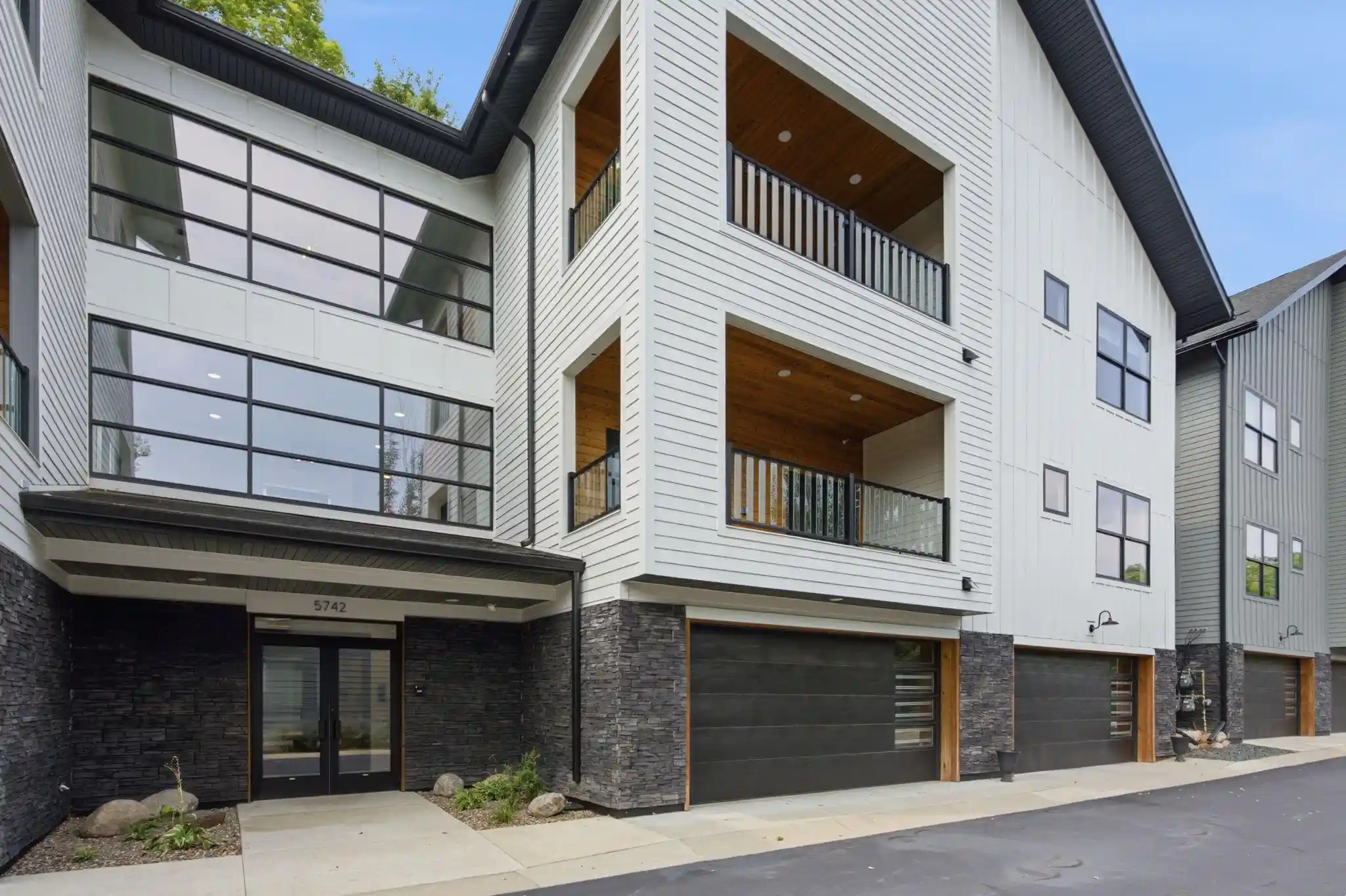Listing Photo 2 - Condo for sale in 5742 Shady Oak Rd S located at 5742 Shady Oak Rd S, Minnetonka, MN 55343 - Unit 5742 Shady Oak Rd S
