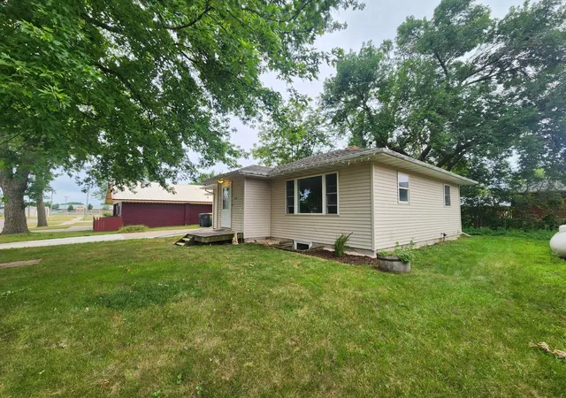 Photo 3 of Single family home for sale at 514 7th Avenue Se, Pipestone, MN 56164 | MLS# 7115940 | Listing updated on 2026-09-09