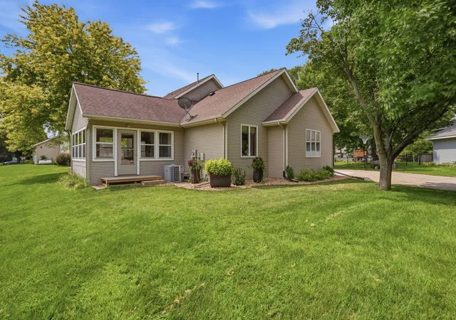 Photo 3 of Sale Pending at 805 26th Avenue Sw, Willmar, MN 56201 | MLS# 7116629 | Listing updated on 2026-09-15