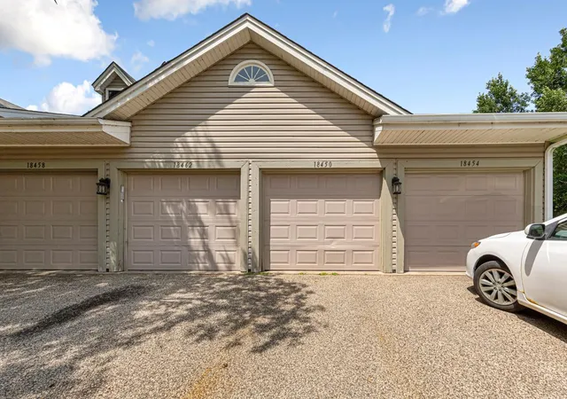 Listing Photo 2 - Condo for sale in building located at 18450 Creeks Bend Dr, Minnetonka, MN 55345
