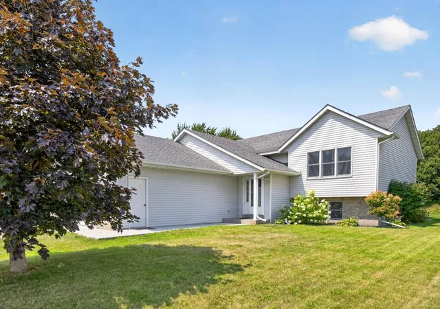 Photo 3 of Single family home for sale at 290 5th Avenue Se, Plainview, MN 55964 | MLS# 7118301 | Listing updated on 2026-09-18