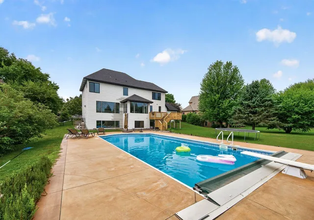 Photo 3 of Single family home for sale at 9140 Heritage Wy, Woodbury, MN 55125 | MLS# 7118384 | Listing updated on 2026-09-17